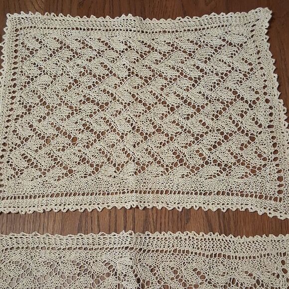 Set Of 3 Elegant vintage crocheted ecru Lace Placemats - Picture 2 of 6